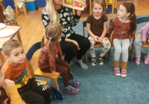 Pani Patrycja opowiada dzieciom o swoim pierwszym spotkaniu z książką o przygodach koziołka Matołka.
